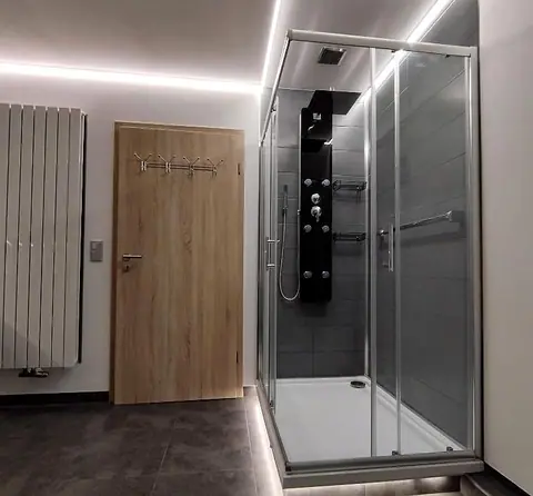 Bad mit Duschkabine, Duschpaneel und Designheizkörper