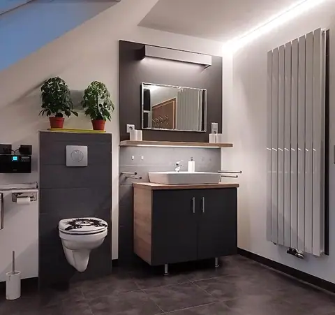 Bad mit Waschtisch, Spiegel, WC und Designheizkörper