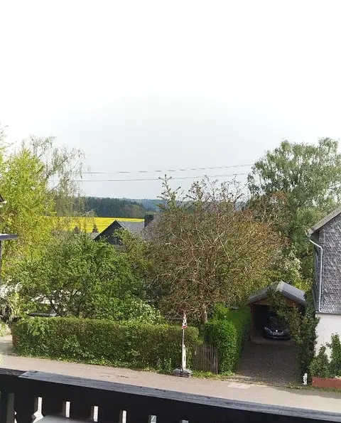 Blick vom Balkon über Gärten und Felder von Mastershausen
