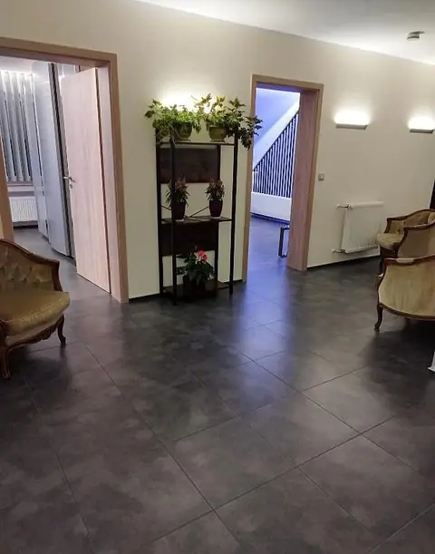 Flur mit Pflanzenregal und Blick in die Räume