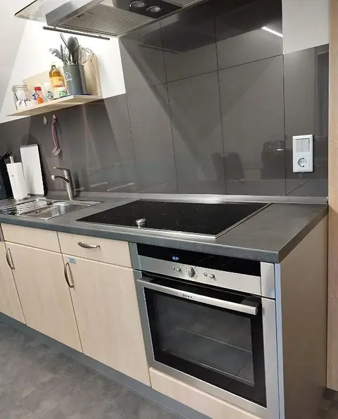 Küchenzeile mit Backofen, Kochfeld und Spüle