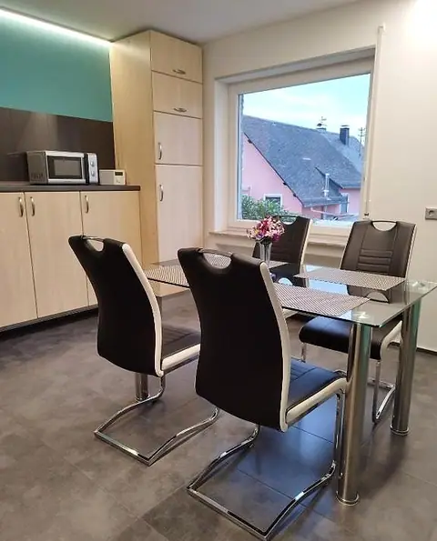 Essplatz am Küchenfenster mit Blick auf die Dächer von Mastershausen