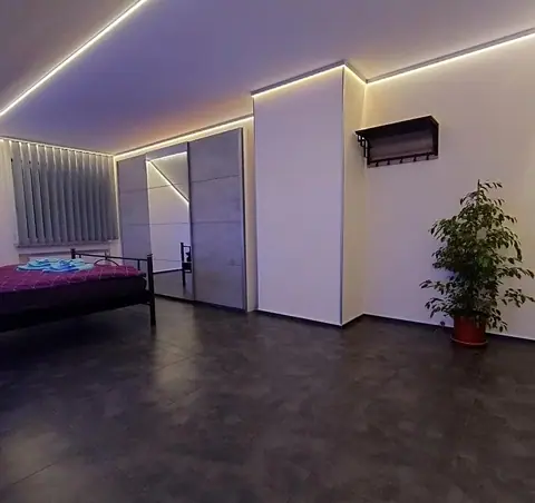 Schlafzimmer 1 mit Doppelbett, Schiebetürenschrank und Garderobe
