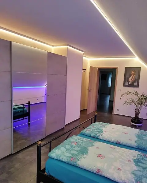 Schlafzimmer 1 mit Doppelbett und Schiebetürenschrank mit Spiegel