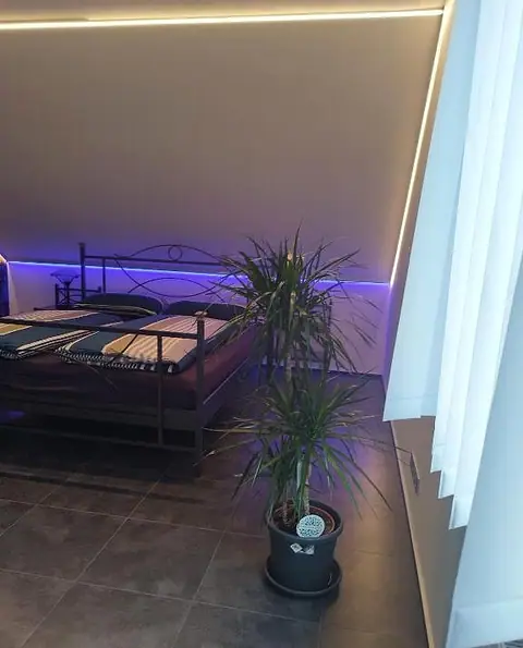 Schlafzimmer 2 mit Doppelbett neben dem Fenster