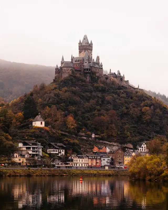 Reichsburg Cochem über der Mosel im Herbst